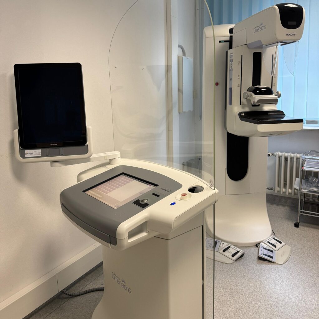 Modernste Brustbildgebung: Das Hologic Selenia Dimensions System mit 3D-Tomosynthese.